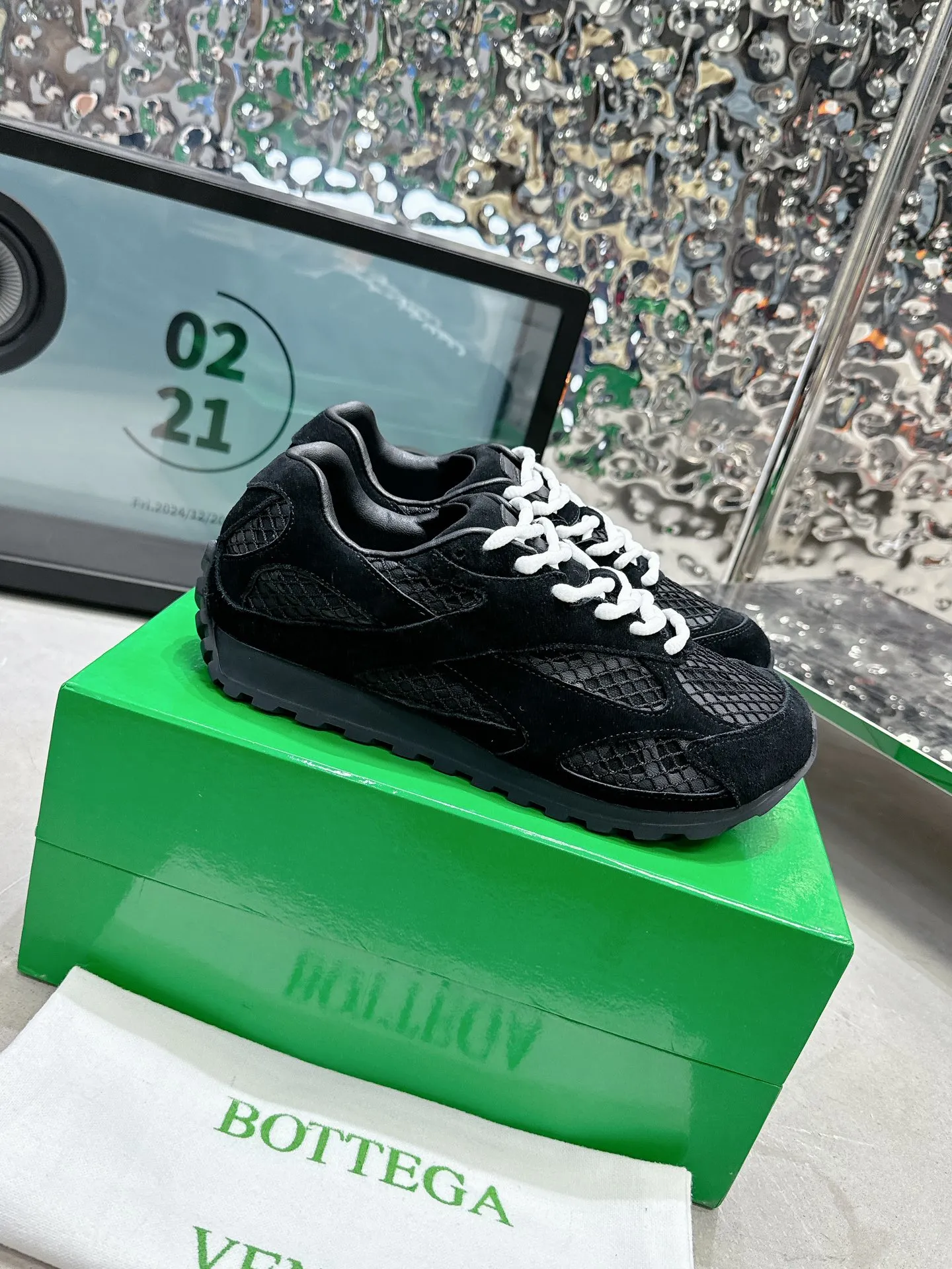 👟👟Ex-factory price 560👟👟 Men ➕20 💰𝐁𝐨𝐭𝐭𝐞𝐠𝐚 𝐕𝐞𝐧𝐞𝐭𝐚 Bodie Home Couple Style 👫BV Sports Shoes Wang Yibo Same Style Casual shoes for couples and dad shoes! Runner sneakers! Original purchase and development! Made of original lightweight technical mesh fabric, the same as the original version! The process is complicated! Paired with a geometric pattern designed rubber outsole, the higher version of the Wang Zha series is actually much taller, but the legs still look slim. Very nice. Durable and durable to play with, standard and version-matching shoe-packing technology. Look for high-end versions. The original outsole is exclusively molded, and the color-blocked TPU outsole is used. The material and weight are the same as the original! Size: Women’s size 35-41 (40 and 41 customized, non-refundable) Men’s size 39-45 (45 customized, non-refundable)
